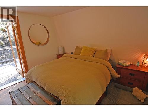 5396 6 Highway, Winlaw, BC - Indoor Photo Showing Bedroom
