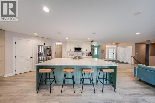 816 Columbia Road, Castlegar, BC - Indoor Photo Showing Kitchen With Upgraded Kitchen