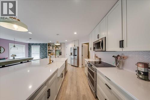 816 Columbia Road, Castlegar, BC - Indoor Photo Showing Kitchen With Upgraded Kitchen