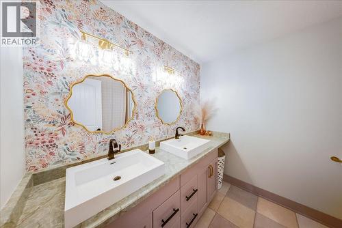 816 Columbia Road, Castlegar, BC - Indoor Photo Showing Bathroom
