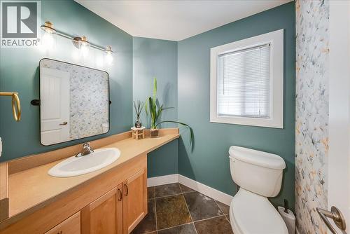 816 Columbia Road, Castlegar, BC - Indoor Photo Showing Bathroom