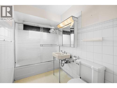 763 Argyle Street, Penticton, BC - Indoor Photo Showing Bathroom