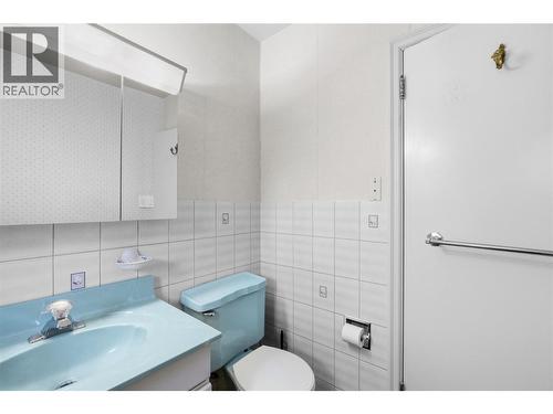 763 Argyle Street, Penticton, BC - Indoor Photo Showing Bathroom