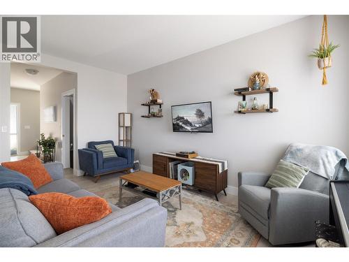 933 Mt Robson Place Unit# 18, Vernon, BC - Indoor Photo Showing Living Room
