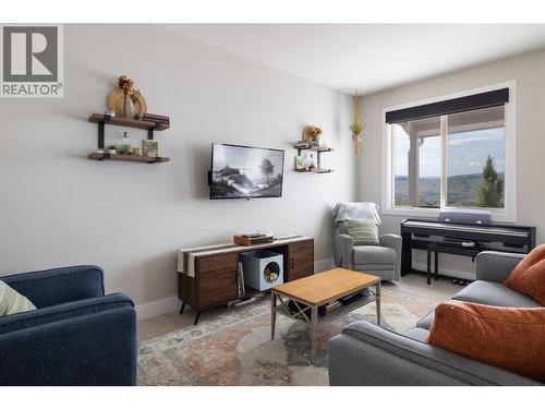 933 Mt Robson Place Unit# 18, Vernon, BC - Indoor Photo Showing Living Room