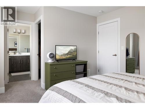933 Mt Robson Place Unit# 18, Vernon, BC - Indoor Photo Showing Bedroom