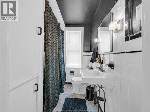 908 Windermere Road, Windsor, ON - Indoor Photo Showing Bathroom