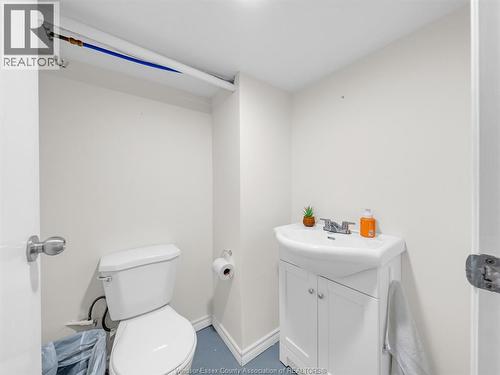 908 Windermere Road, Windsor, ON - Indoor Photo Showing Bathroom