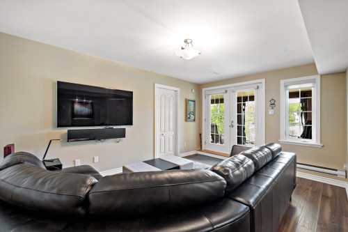 Salle familiale - 1320 Rue De La Baie, Chertsey, QC - Indoor Photo Showing Living Room