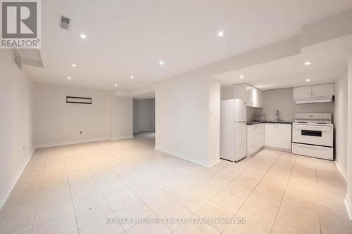 79 Governor Crescent, Vaughan, ON - Indoor Photo Showing Kitchen