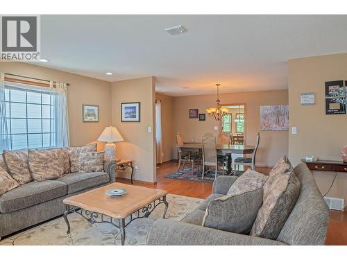 1924 Hurl Street, Creston, BC - Indoor Photo Showing Living Room