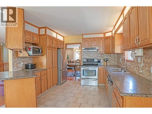 1924 Hurl Street, Creston, BC - Indoor Photo Showing Kitchen With Double Sink