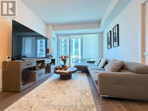 607 - 105 Oneida Crescent, Richmond Hill, ON - Indoor Photo Showing Living Room