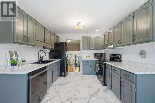 32 Andrew Drive, Kawartha Lakes (Lindsay), ON - Indoor Photo Showing Kitchen With Double Sink