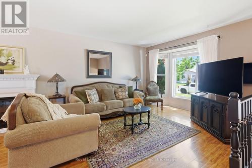 32 Andrew Drive, Kawartha Lakes (Lindsay), ON - Indoor Photo Showing Living Room