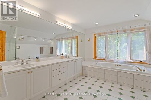10 Wyldewood Road, Muskoka Lakes (Monck (Muskoka Lakes)), ON - Indoor Photo Showing Bathroom