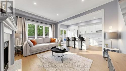 19 - 190 Harding Boulevard W, Richmond Hill, ON - Indoor Photo Showing Living Room