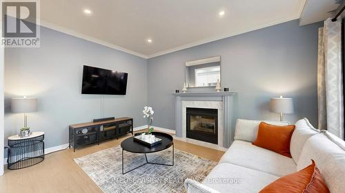 19 - 190 Harding Boulevard W, Richmond Hill, ON - Indoor Photo Showing Living Room With Fireplace