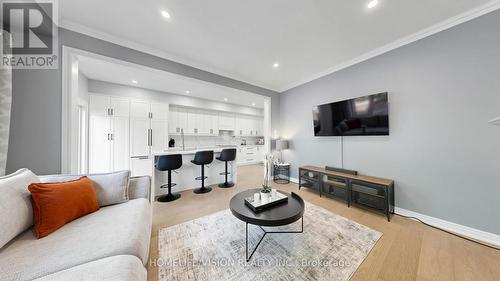 19 - 190 Harding Boulevard W, Richmond Hill, ON - Indoor Photo Showing Living Room