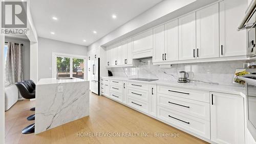 19 - 190 Harding Boulevard W, Richmond Hill, ON - Indoor Photo Showing Kitchen With Upgraded Kitchen