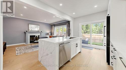 19 - 190 Harding Boulevard W, Richmond Hill, ON - Indoor Photo Showing Kitchen With Fireplace
