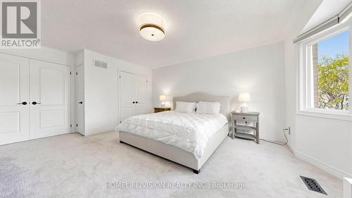 19 - 190 Harding Boulevard W, Richmond Hill, ON - Indoor Photo Showing Bedroom