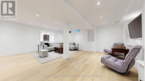 19 - 190 Harding Boulevard W, Richmond Hill, ON - Indoor Photo Showing Living Room