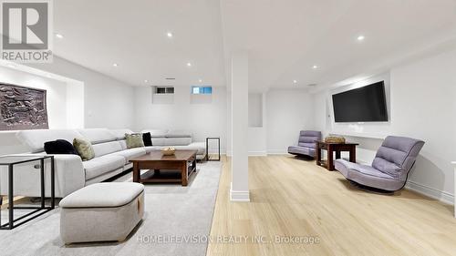 19 - 190 Harding Boulevard W, Richmond Hill, ON - Indoor