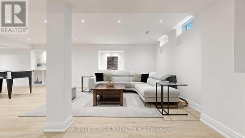 19 - 190 Harding Boulevard W, Richmond Hill, ON - Indoor