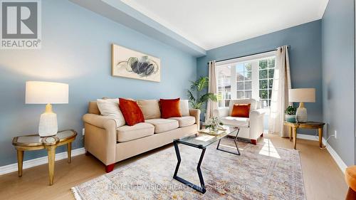 19 - 190 Harding Boulevard W, Richmond Hill, ON - Indoor Photo Showing Living Room
