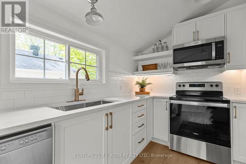 13 Nelson Square E, Barrie, ON - Indoor Photo Showing Kitchen With Upgraded Kitchen