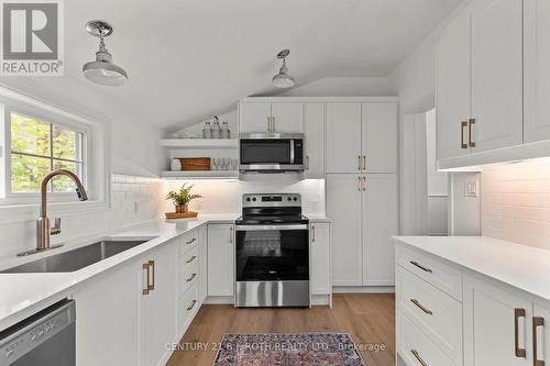 13 Nelson Square E, Barrie, ON - Indoor Photo Showing Kitchen With Upgraded Kitchen