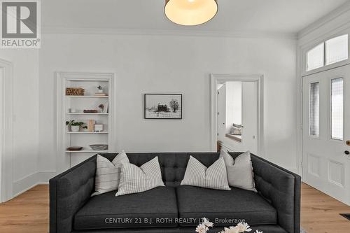 13 Nelson Square E, Barrie, ON - Indoor Photo Showing Living Room