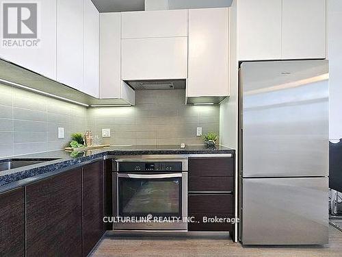215 - 15 Water Walk Drive, Markham, ON - Indoor Photo Showing Kitchen With Double Sink With Upgraded Kitchen