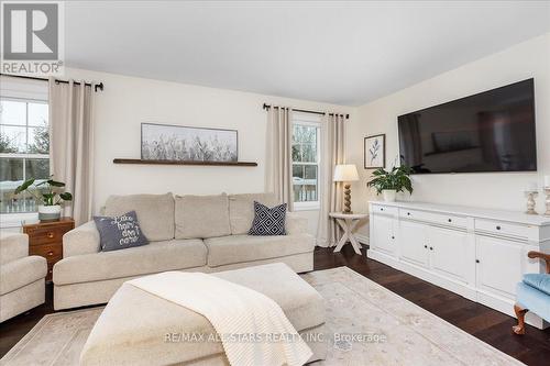 420 Centre Street, Brock, ON - Indoor Photo Showing Living Room