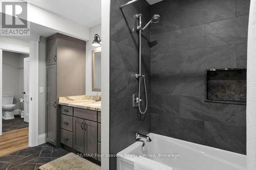 8672 County Rd 91 Road, Clearview, ON - Indoor Photo Showing Bathroom