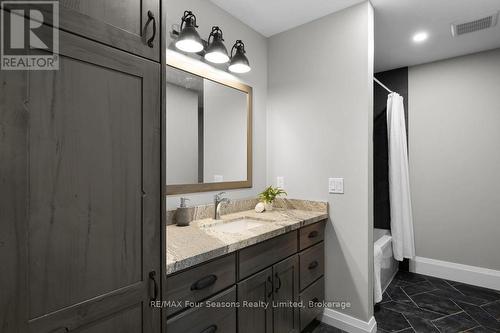 8672 County Rd 91 Road, Clearview, ON - Indoor Photo Showing Bathroom