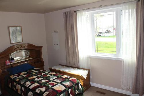 Large window all allow for lot's of natural light, - 387 William Street, Arborg, MB - Indoor Photo Showing Bedroom