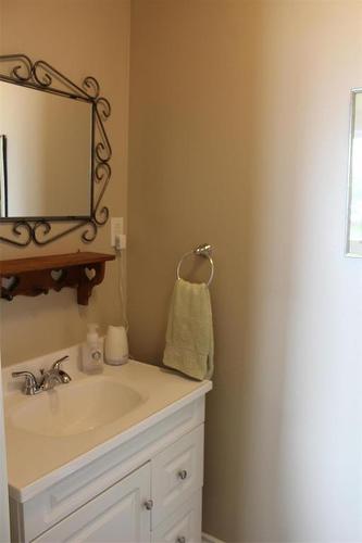 2 piece ensuite in the primary bedroom. - 387 William Street, Arborg, MB - Indoor Photo Showing Bathroom