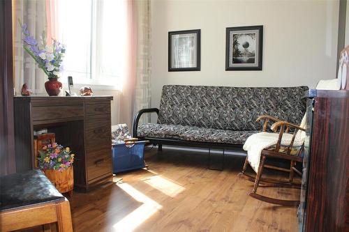 Spare bedroom is good in size and features built-in closets and east facing window. - 387 William Street, Arborg, MB - Indoor Photo Showing Living Room