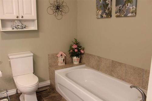 Main bathroom soaker tub. - 387 William Street, Arborg, MB - Indoor Photo Showing Bathroom
