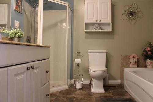 Another view of main bathroom. - 387 William Street, Arborg, MB - Indoor Photo Showing Bathroom