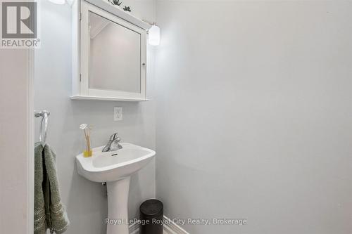 113 Queen Street, Guelph (General Hospital), ON - Indoor Photo Showing Bathroom