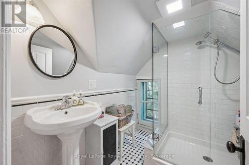 113 Queen Street, Guelph (General Hospital), ON - Indoor Photo Showing Bathroom