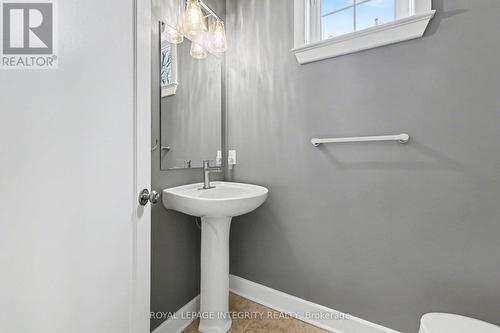 15 Marsh Sparrow Private, Ottawa, ON - Indoor Photo Showing Bathroom