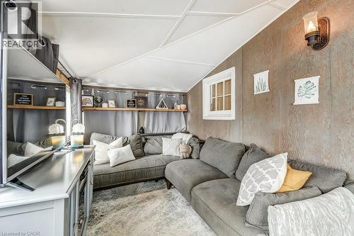 716 Sandy Bay Road, Dunnville, ON - Indoor Photo Showing Living Room