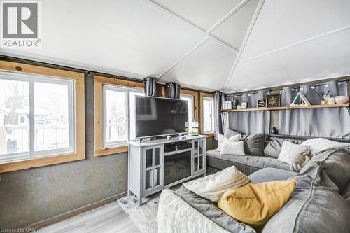 716 Sandy Bay Road, Dunnville, ON - Indoor Photo Showing Living Room