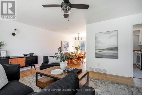 26 Dickson Road, Collingwood, ON - Indoor Photo Showing Living Room