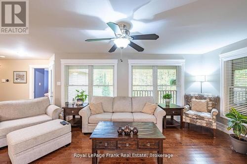 25 Lakeland Avenue, Trent Lakes, ON - Indoor Photo Showing Living Room