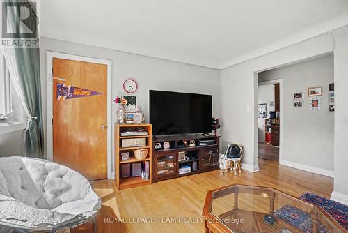 707 Edison Avenue, Ottawa, ON - Indoor Photo Showing Living Room